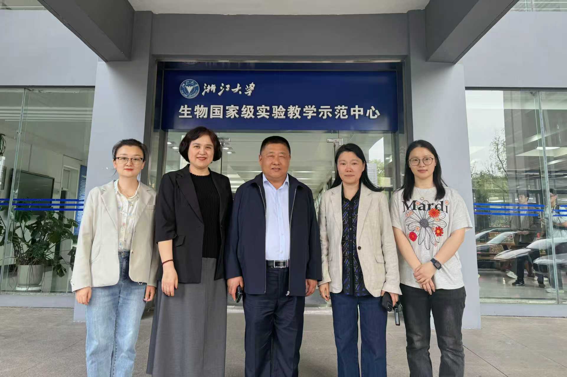 新疆农业大学生命科学学院党委书记王希东一行来中心调研交流
